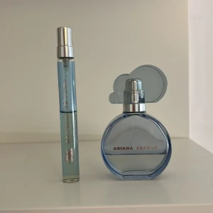 Ariana Grande parfym Cloud - Säljer Ariana Grande parfym Cloud och även en travel size-flaska. Har haft dem i ett par år och säljer då jag tröttnat på den. Perfekt för dig som gillar fräscha och söta dofter.