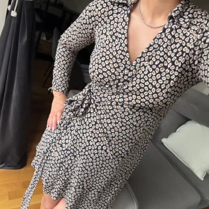 Omlott klänning - Coolt mönster storlek S