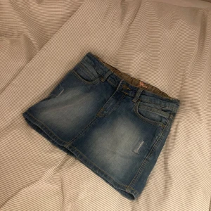 Blå jeanskjol från Music Medicine💕💕 - Super snygg jeanskjol ifrån music medicine!💝 en jeanskjol i strl 152 men passar xs❣️ är spännings bar och kan då spännas in så att den passar en själv💕super fin och har en fin färg och passar till alla outfits😽