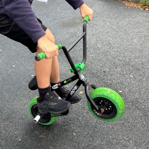 Svarta sneakers med sportig look - Snygga svarta sneakers med diskret mönster och sportig design. Skorna har rund tå, platt sula och är tillverkade i syntetmaterial. Perfekta för dig som gillar en aktiv stil och vill ha bekväma skor till vardagen.