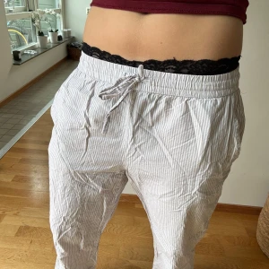 Randiga linnebyxor från 157, storlek S - Säljer ett par superlätta och sköna linnebyxor från 157 i storlek S. Byxorna är beige och vita med smala ränder, har resår och snörning i midjan för extra komfort. Perfekta för chill dagar eller när du vill ha en avslappnad look.
