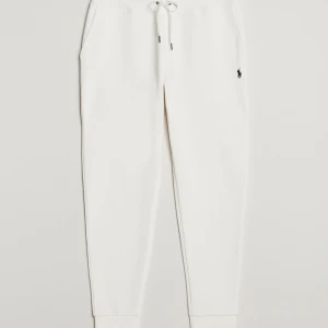 Vita mjukisbyxor från Polo Ralph Lauren - Snygga vita mjukisbyxor från Polo Ralph Lauren med klassisk broderad logga på höften. Byxorna har dragsko i midjan, ribbade muddar vid bensluten och är tillverkade i mjuk bomullsmix. Perfekta för en chill och stilren look.