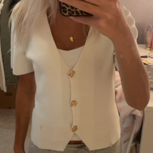 Kortärmad cardigan gina - Säljer denna från gina, använd fåtal gånger. Det är spegeln som är smutsig inte plagget!!💕🙏🏼