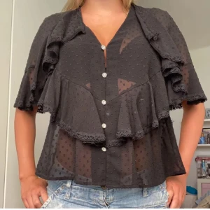 Svart blus - En jättefin blus med volanger från Zara🫶🏻