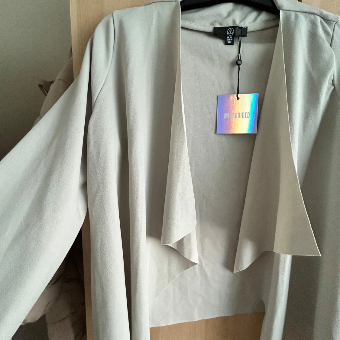 Beige omlott kavaj från Missguided