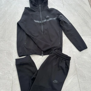 Svarta Nike tech fleece  - Mysig svart Nike tech fleece set. I underbar skick använt två gånger. Skriv eller ge ett prisförslag om ni är intresserade! Eller skriv om ni vill ha fler foton👍