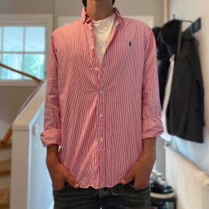 Ralph Lauren skjorta - Randig Ralph Lauren skjorta i mycket bra skick🤩| Storlek: S | Jag är 182cm och väger 65kg📏| Skriv vid frågor eller diskussion om pris | Frakt inom 48h📦 