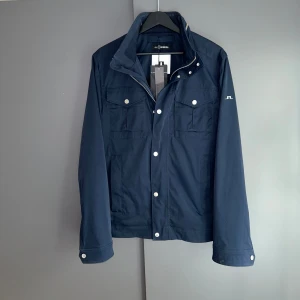NY J.lindeberg Field Jacket - Nytt skick. Nypris ca 4000kr. Tags medföljer inte tyvärr.  Modellen är 185 cm, 79 kg. Passar bra nu till sen sommar/höst. Skriv för mer information!🤝
