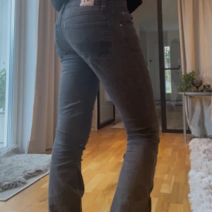 Low waist jeans  - Snygga low waist Bootcut jeans. Från början var dom mer raka i benen med har gjort en trendig design så att de blir mer bootcut, (skriv för bild). Har även gjort dom lite mer low waist. Det står igen storlek i dom men skulle säga att de är storlek S. Midjemåttet är 37cm. Innerbenslängden är 80cm.  Det finns även små defekter här och var på jeansen därav priset (finns några fler än dom som finns på bilderna) Fläckarna är målarfärg. Trots defekterna så är det inget man tänker på när man använder.