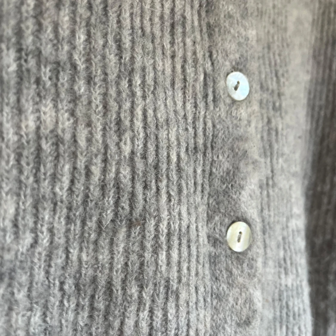 Grå ribbstickad kofta från GinaTricot - 1