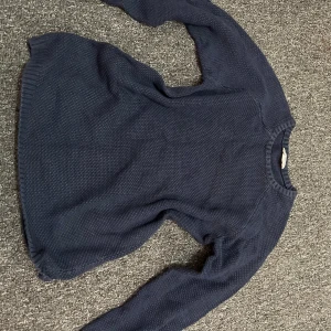 Mörkblå stickad tröja från Cubus  - Mysig mörkblå stickad tröja från C i storlek 146/152. Tröjan har rund halsringning med ribbade kanter och är långärmad. Perfekt för kyliga dagar och enkel att matcha med jeans eller kjol. Jätte snygg.
