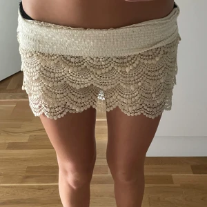 Beigea spetshorts - Jättefina och trendiga spetsshorts! Köpta för 500