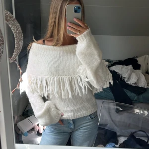 Vit stickad offshoulder-tröja Lindex - Superfin vit stickad tröja från Lindex med offshoulder-modell och långa ärmar. Tröjan har snygga fransdetaljer runt hela. Så himla skön och mysig under höst och vinter, eller kanske en kall sommarkväll! Klicka gärna på ”köp nu”!❤️