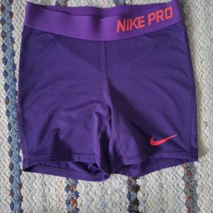 Nike pro - Säljer dessa på grund av att de är för små. Meddela mig om du är intresserad eller undrar över något. Finns i Helsingborg 