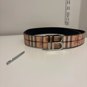 Burberry bälte - Hej säljer nu de hör burberry bältet som är både den vanliga bruna färgen och den svarta färgen kom gärna med pris förslag och frågor 