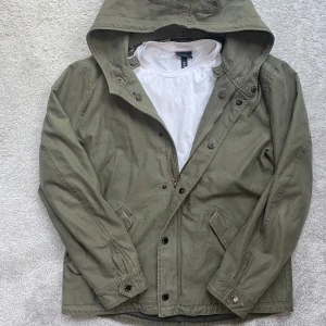 Mörkgrön overshirt/Jacka - En sjukt fet overshirt/Jacka, med en snygg färg! 🎨 | Priset går självklart att diskutera och hör av er vid fler frågor!☀️ | 