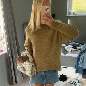 Stickad brun tröja - Brun Vero Moda tröja som är skön och ej stickig, inga defekter🤎