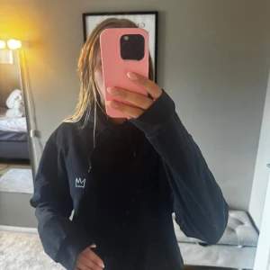 Svart Hov1 hoodie med tourtryck - Svart hov1 hoodie som jag köpte på deras spelning i Huskvarna 2023💕knappas använd, mycket bra skick