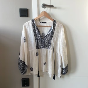 Blus från Zara  - Säljer min superfina blus från Zara. Använd få gånger och mycket fint skick! Det är storlek S. 💙