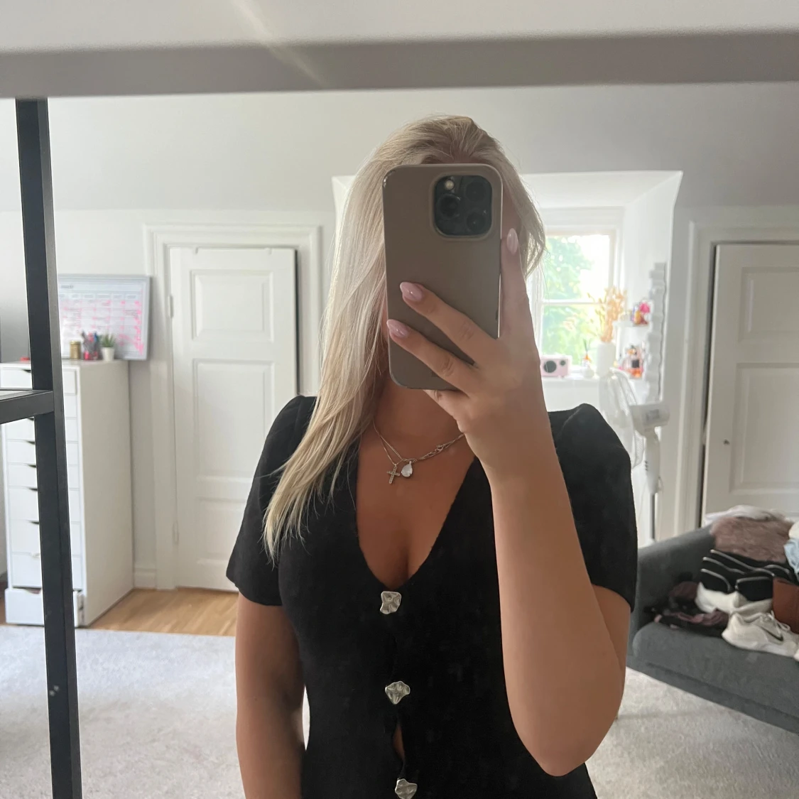 Svart tröja med silvriga knappar