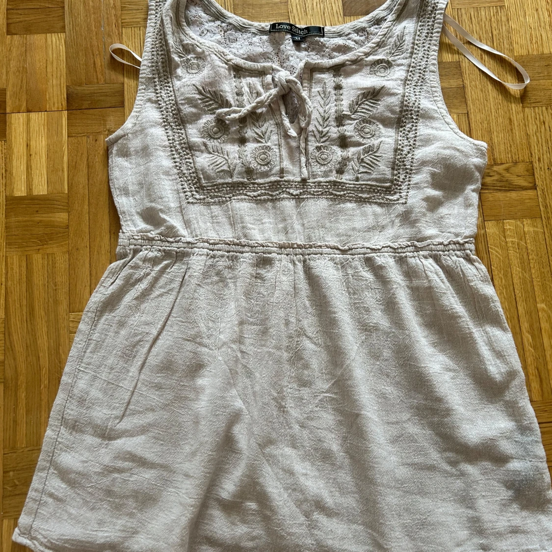 Beige broderad kortklänning Love Stitch