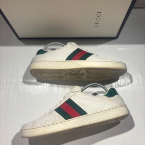 Gucci Skor - Hej! Säljer nu mina skor från märket Gucci, storlek 43.5 bra skick, allt på bilden ingår.Tveka inte på att höra av dig om du har frågor eller funderingar kring skorna! 