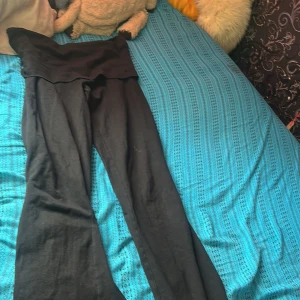 Svarta vida byxor från SOC - Svarta byxor från SOC i storlek S. De har en hög midja och vida ben, vilket ger en chill och avslappnad look. Perfekta för dig som gillar bekväma och stilrena plagg. Materialet känns mjukt och stretchigt, vilket gör dem sköna att bära hela dagen.