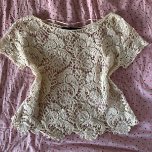 Beige/vit spets topp med blommönster från Zara storlek S - Fint skick! Linnet använd under på bild 3 medföljer ej. 