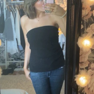 Svart bandeau tubtopp -  svart bandeau tubtopp/tubtopp med en typ av ruffle i sidan skriv för frågor eller fler bilder💗