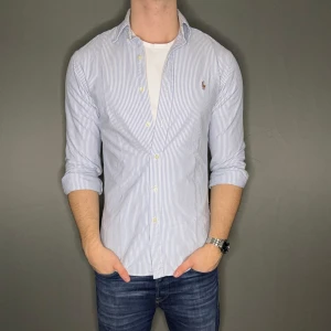 Ralph lauren skjorta - Hej säljer nu min fina Ralph lauren skjorta i storlek M. Den är i nyskick och kommer vara otroligt snygg på sommaren. Nypris cirka 1600kr! Vi kommer att sälja liknande produkter nu i sommar så glöm inte följa profilen!🌊🍾
