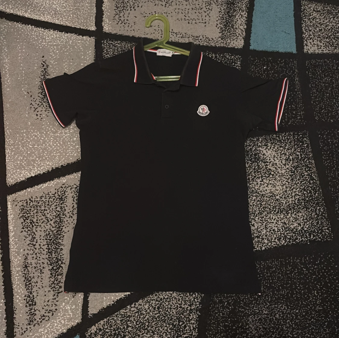 Svart pikétröja från Moncler