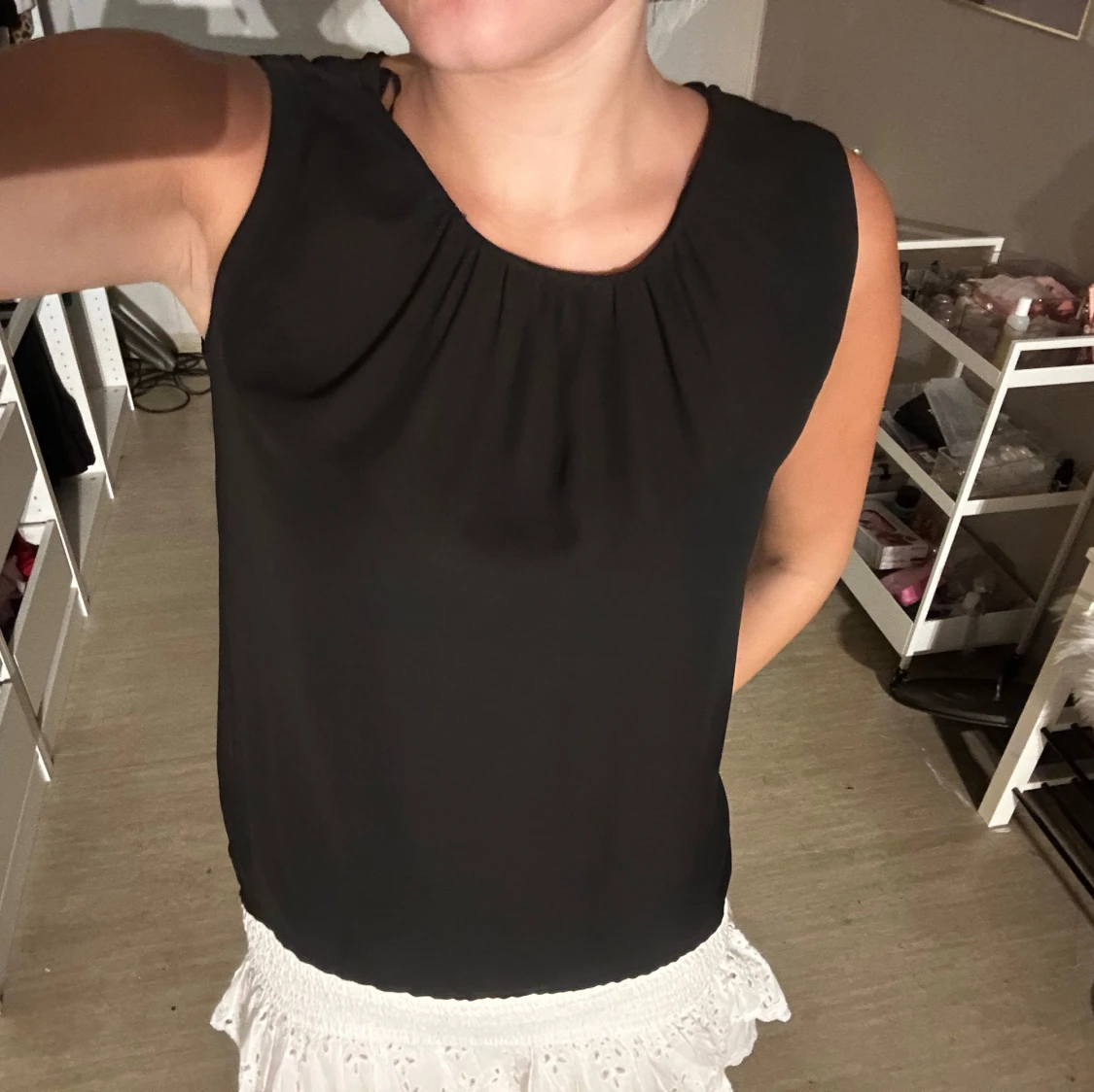 Svart ärmlös blus med rynk vid hals