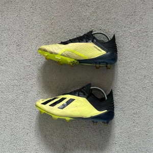 Adidas X 18.1 FG/AG - Säljer av skor billigt pga flytt. Är i ok skick, använda men inget som påverkar prestation. Väldigt bra dojjor att ha både på gräs och konstgräs året om!