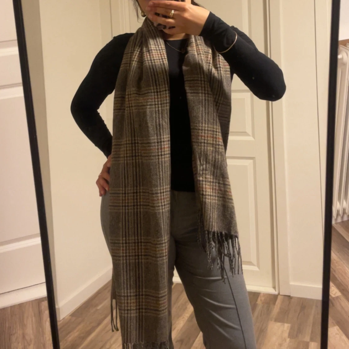 Rutig beige halsduk med fransar - 1