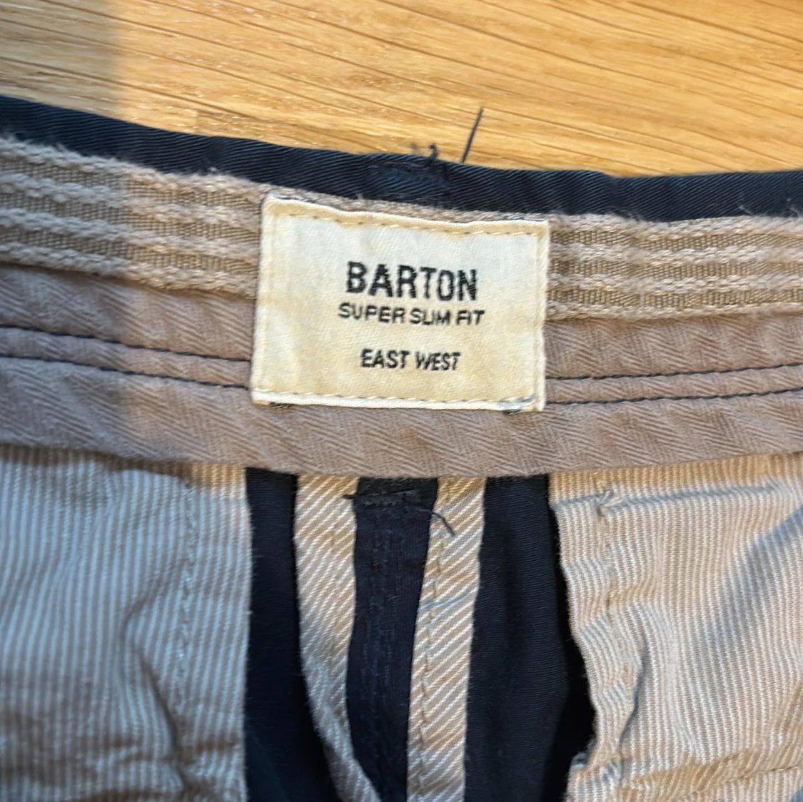 Mörkblå slim chinos från Barton - 1