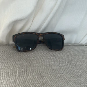 perfekt till alla tillfällen, speciellt när de är soligt ute☀️ - Dessa solglasögon kombinerar klassisk stil med modern elegans. Bågarna har ett vackert tortoiseshell mönster som ger en sofistikerad touch till vilken outfit som helst. De är inte bara snygga, utan också designade för att ge optimalt skydd mot solens skadliga strålar. Perfekta för både vardagsbruk och speciella tillfällen, dessa solglasögon är en tidlös accessoar som aldrig går ur mode. Bär dem med självförtroende och njut av solen med stil!