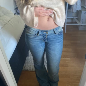 Blåa lågmidjade bootcut jeans - Säljer ett par helt nya blåa jeans från Cheap Monday med låg midja och bootcut. Säljer dessa då de inte kommer till användning. Priset kan diskuteras!
