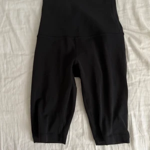 Svarta Lululemon trekvartsleggings - Svarta trekvartsleggings från Lululemon med hög midja och diskret logga bak. Perfekta för träning eller chill dagar. Säljer dem för att jag inte har någon användning av dem 💗pris kan diskuteras💓