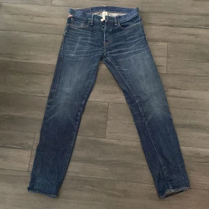 Ralph lauren blå jeans - Säljer ett par Ralph lauren jeans i blå. Väldigt bra skick förutom ett väldigt litet hål som inte syns eller märks av när du har dom på dig. Priset är inte hugget i sten. Skrivbord frågor 