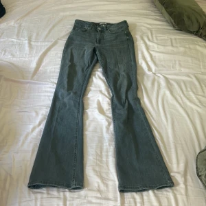 Grå bootcut jeans från ONLY - Snygga grå jeans från ONLY i bootcut-modell med klassisk femficksdesign. Jeansen har normal passform och är tillverkade i mjukt denimtyg som sitter skönt hela dagen. Perfekta för dig som gillar en retroinspirerad look med utsvängda ben. Säljer dessa byxor för att de har blivit för små. Har ej använt de så särskilt mycket så de är i ganska nytt skick och köpte dessa för 600kr❤️