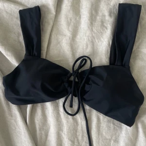 Bikini överdel princess polly  - Svart bikini överdel med knyt framtill💗 Endast provad💗