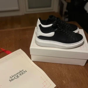 Alexander Mqueen strl 42 - Hejsan!   Inte alls använda många gånger.  Skorna är helt perfekta behöver där med bara tvätta av lite så ser de ut som ett par nya igen.  De med 41/43 kan även ha på sig skorna.    Hör av dig för fler bilder osv!  