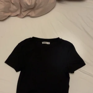 T-shirt från New Yorker  - Svart T-shirt, fin detalj längst ner på tröjan. Man kan använda tröjan åt båda hållen ifall man vill ha detaljen bak eller fram. Säljer då den tar plats i garderoben. 