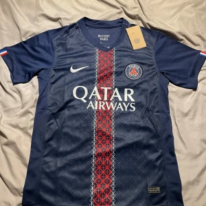 PSG 2025/26 - PSG fotbollströja från säsongen 2025/26. Storlek S