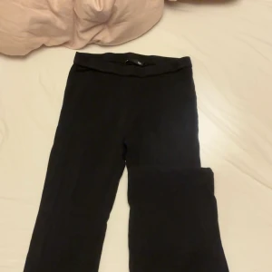 Svarta leggings från 157, storlek M - Svarta leggings från 157 i storlek M. De har en enkel och clean design med stretchig midja och smal passform. Perfekta att matcha med oversized hoodie eller t-shirt. Materialet känns mjukt och följsamt.