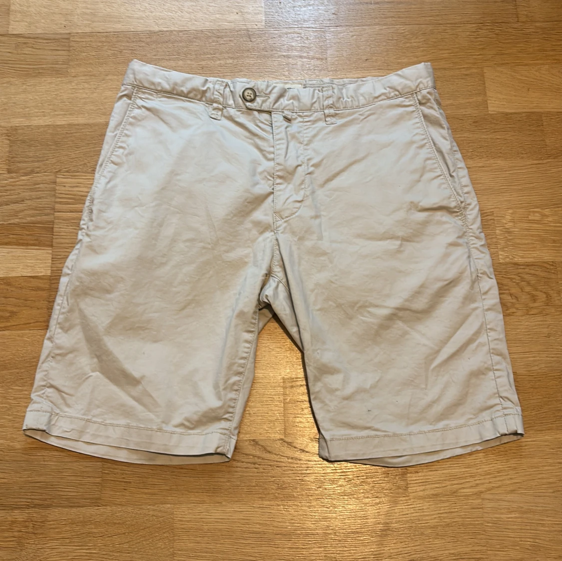 Beige slim fit shorts från Bowery