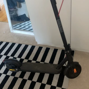 El scooter - Säljer min elscooter som jag bara har använt några få gånger. Den funkar jättebra och går som den ska i 20 km/h. Batteriet är i toppskick och laddare följer med.  Det enda lilla är att ringklockan (plingklockan) inte fungerar som den ska. Scootern funkar perfekt ändå, men vill man ha en fungerande klocka kan man lätt köpa en extern och sätta dit. Annars är det inget fel på själva scootern.  Den är lite smutsig just nu men det går enkelt att tvätta bort om man vill ha den helt ren.  