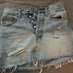 Ljusblå jeanskjol från Levi's - Säljer den här jätte fina jeans kjolen som jag köpte här på plick pga lite för stor❤️