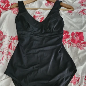 Saltabad svart baddräkt, storlek 36 nytt - Supersnygg oanvänd Svart baddräkt med V-ringning och breda axelband. Finns inlägg i kuporna . Nypris 800 kr Köpt på evanette