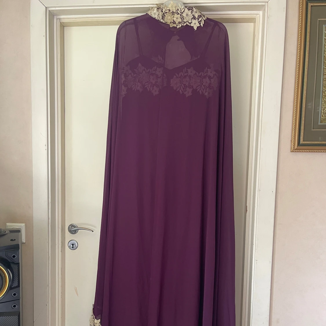 Lång lila klänning med spetsdetaljer - 3